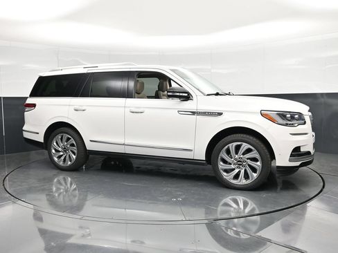 Used 2024 Lincoln Navigator Premiere AWD/4WD image 4