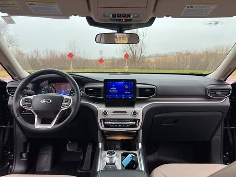 Used 2023 Ford Explorer XLT w/ Equipment Group 202A image 21