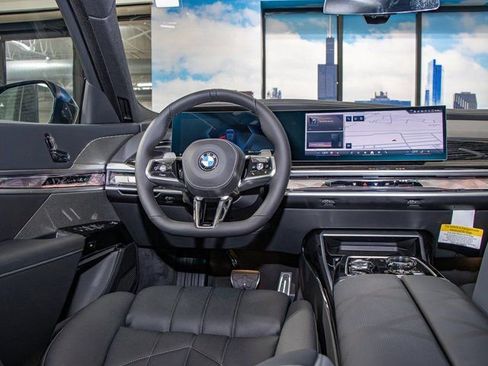 Used 2025 BMW 760i xDrive w/ Premium Package image 16