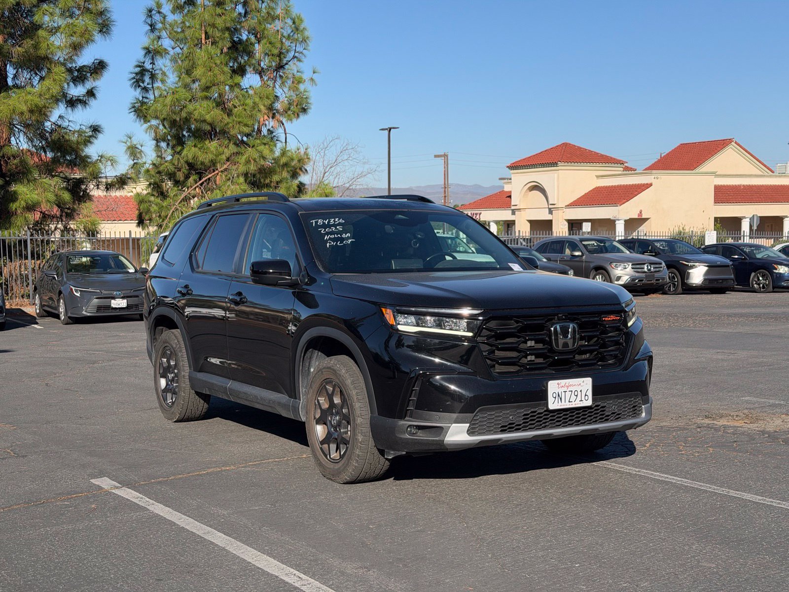 Used 2025 Honda Pilot TrailSport image 2