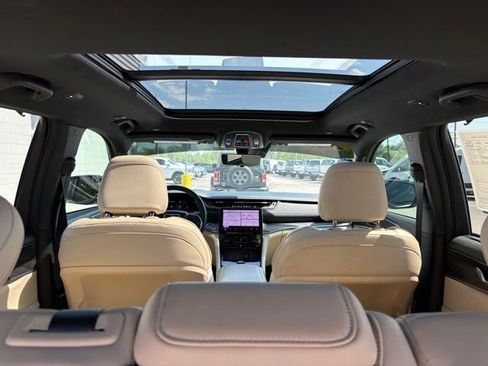 Used 2025 Jeep Grand Cherokee Limited w/ Luxury Tech Group II AWD/4WD image 37