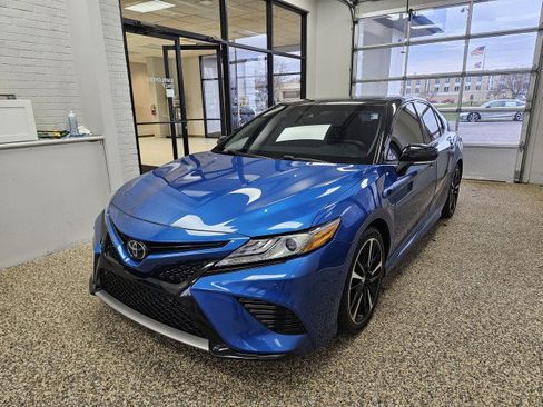 Used 2018 Toyota Camry XSE image 5