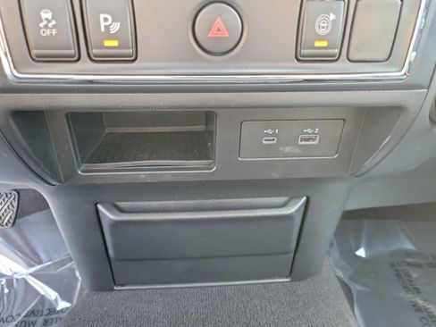 Used 2023 Nissan Titan SV image 29