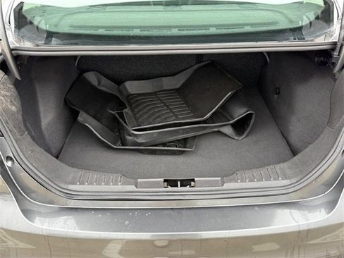 Used 2018 Ford Focus SE w/ SE Appearance Package image 4