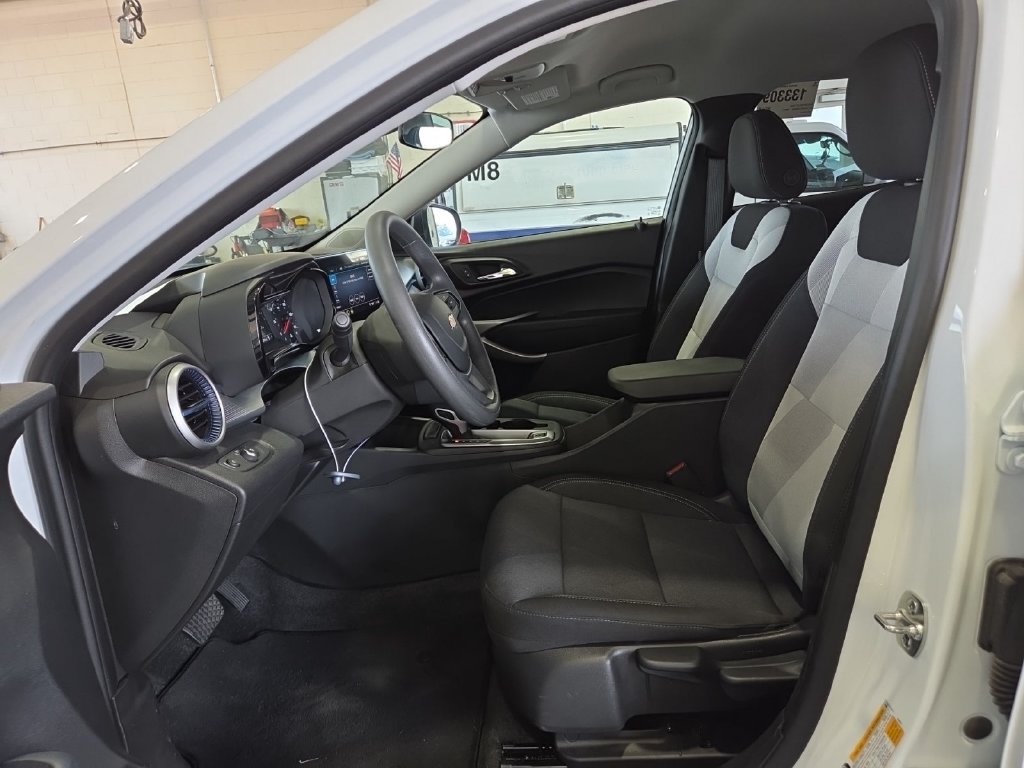Used 2026 Chevrolet Trax LS FWD image 5