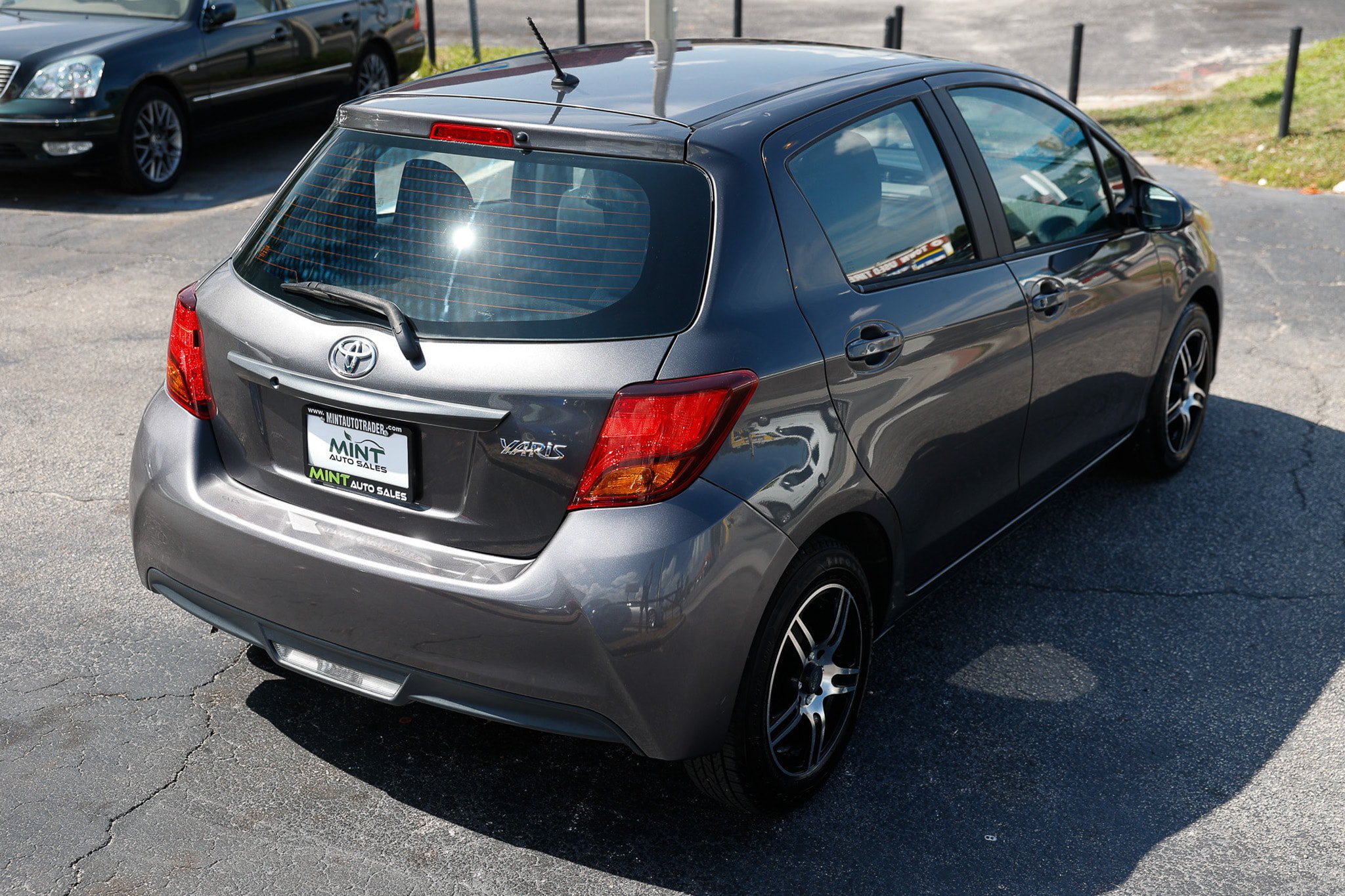 Used 2015 Toyota Yaris L FWD image 11