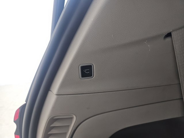 Used 2023 Chrysler Pacifica Touring-L FWD image 17