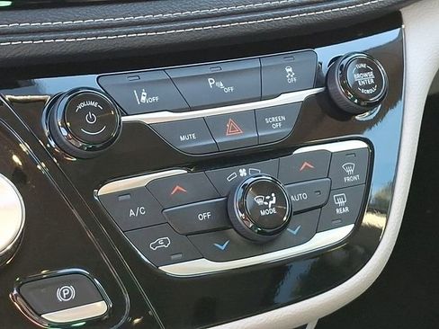 Used 2024 Chrysler Pacifica Limited FWD image 16