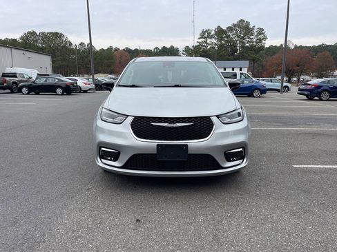 Used 2024 Chrysler Pacifica Touring-L image 3