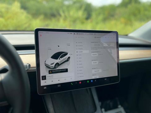 Used 2022 Tesla Model Y Long Range image 22