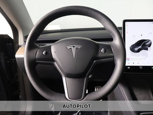 Used 2023 Tesla Model 3 Performance image 3