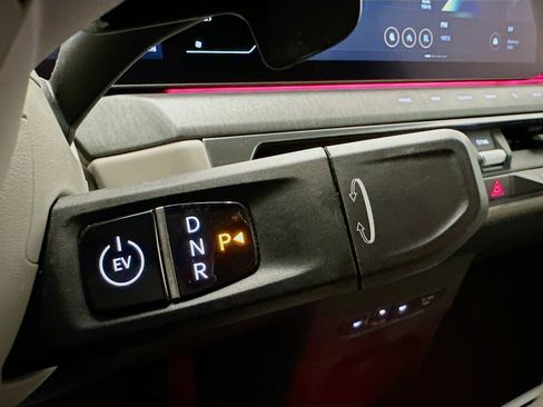 Used 2024 Kia EV9 Land image 25