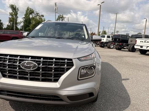 Used 2025 Hyundai Venue SEL FWD image 10
