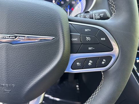Used 2025 Chrysler Pacifica Select FWD image 21