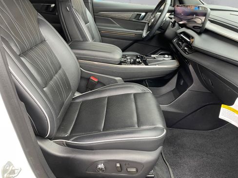 Certified 2025 Buick Enclave Avenir AWD/4WD image 16
