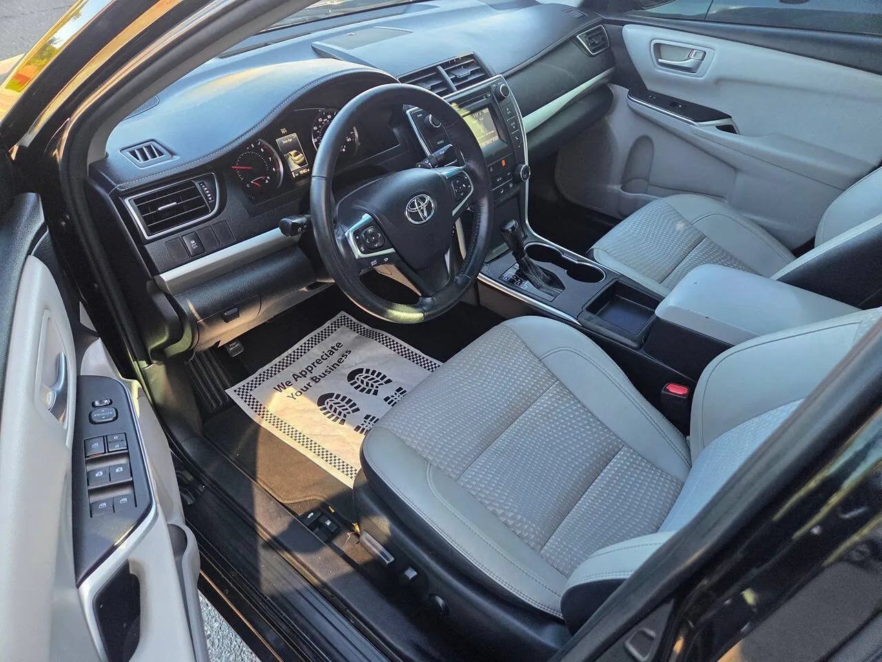 Used 2015 Toyota Camry SE FWD image 18