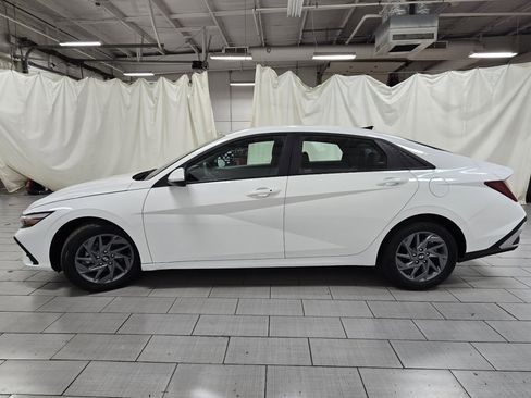 Used 2024 Hyundai Elantra SEL image 11