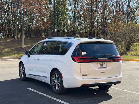 New 2026 Chrysler Pacifica Pinnacle image 9