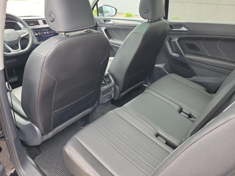 Certified 2023 Volkswagen Tiguan SE w/ Panoramic Sunroof Package FWD image 30