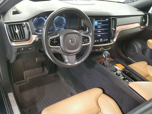 Used 2021 Volvo V60 T5 Cross Country image 10