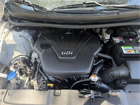Used 2012 Hyundai Accent GLS FWD image 12