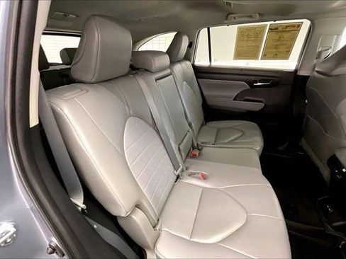 Used 2023 Toyota Highlander XLE AWD/4WD image 19