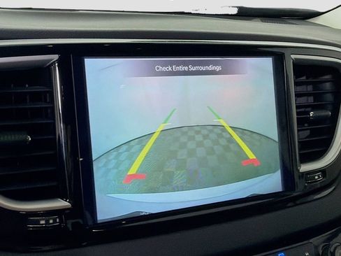 Used 2023 Chrysler Pacifica Touring-L image 17