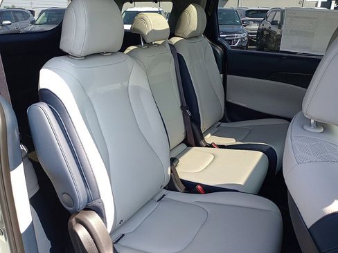 New 2026 Kia Carnival SX w/ SX Dark Edition Package FWD image 8