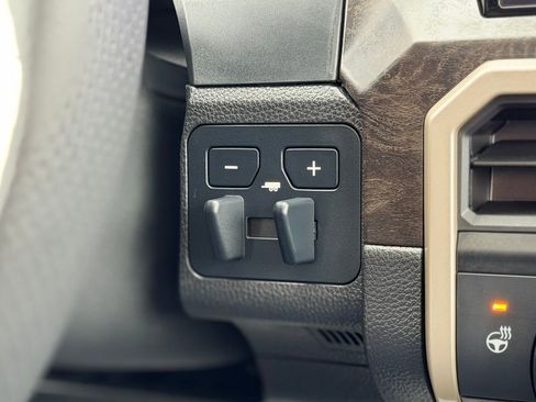 Used 2025 Toyota Tacoma Limited image 14