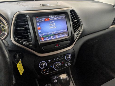 Used 2015 Jeep Cherokee Latitude w/ Cold Weather Group AWD/4WD image 10