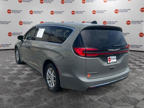 Used 2023 Chrysler Pacifica Touring-L FWD image 3