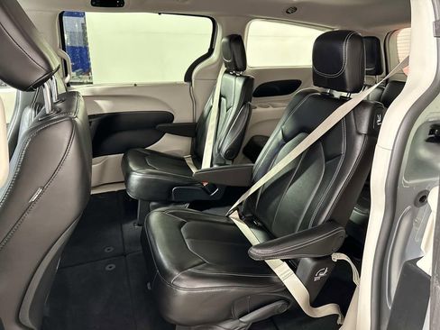 Used 2024 Chrysler Pacifica Touring-L image 23