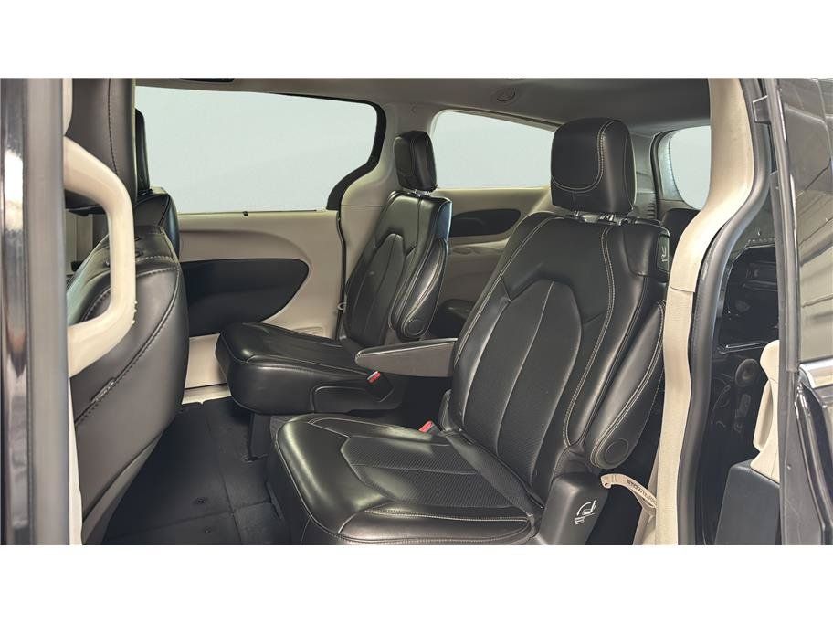Used 2024 Chrysler Pacifica Touring-L FWD image 18