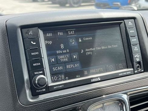 Used 2014 Chrysler Town & Country Touring FWD image 29