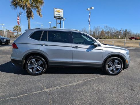 Used 2020 Volkswagen Tiguan SEL image 3