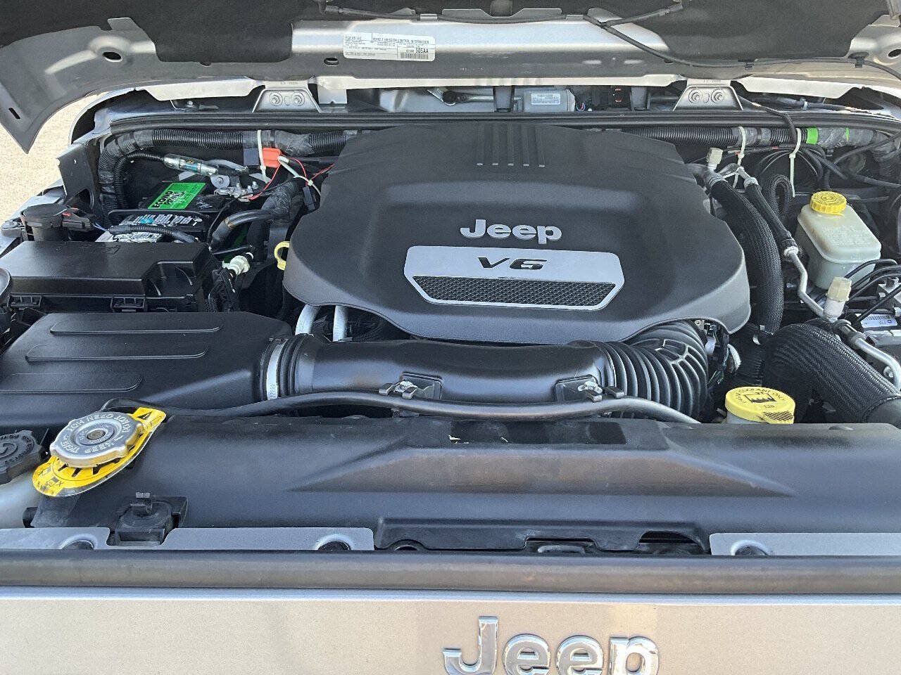 Used 2016 Jeep Wrangler Unlimited Sahara w/ Connectivity Group AWD/4WD image 18