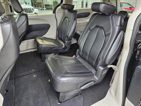 Used 2023 Chrysler Pacifica Touring-L FWD image 18