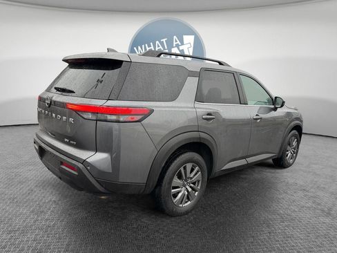 Used 2024 Nissan Pathfinder SV image 3