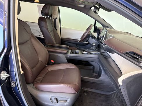 Used 2024 Toyota Sienna Platinum AWD/4WD image 24