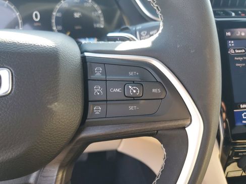 Used 2024 Jeep Grand Cherokee Limited image 16