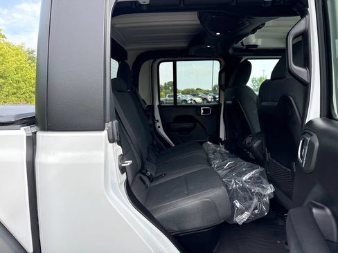 Used 2024 Jeep Gladiator Rubicon w/ Technology Group AWD/4WD image 12