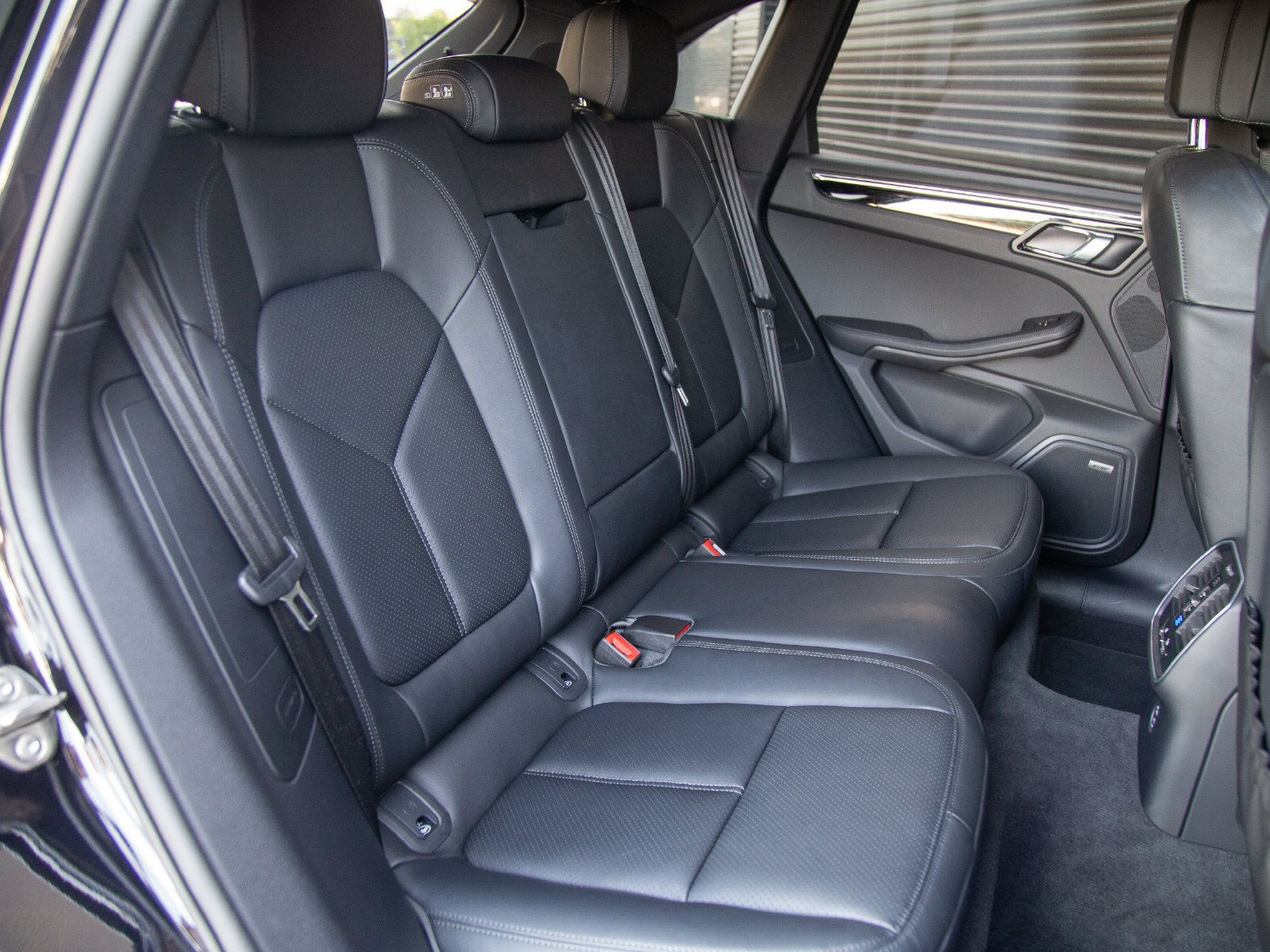 Certified 2026 Porsche Macan AWD/4WD image 14