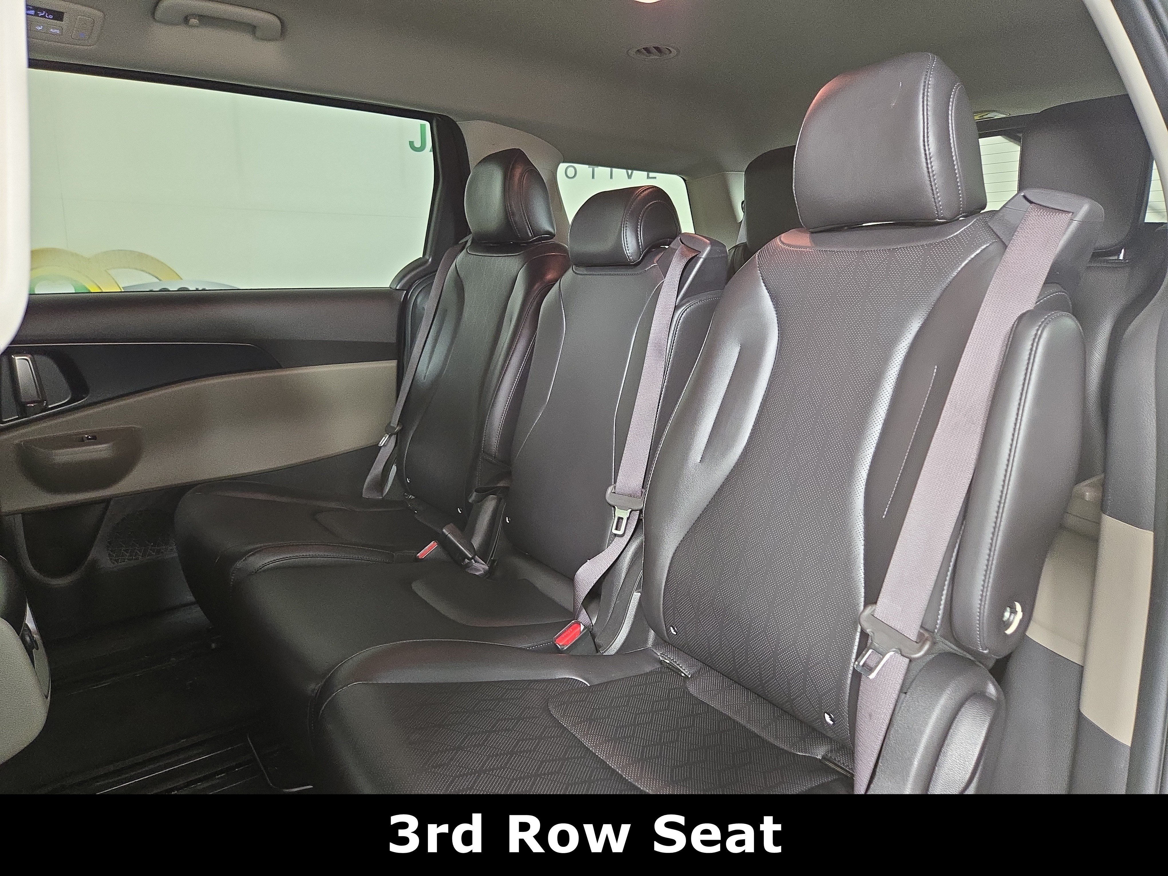 Used 2025 Kia Carnival FWD image 12