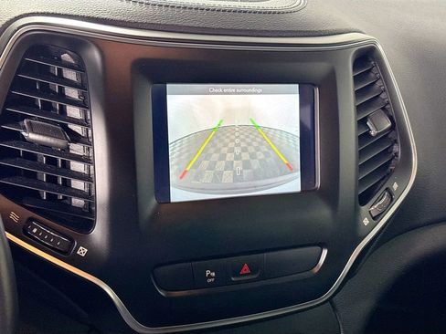 Used 2019 Jeep Cherokee Latitude Plus w/ Cold Weather Group image 16