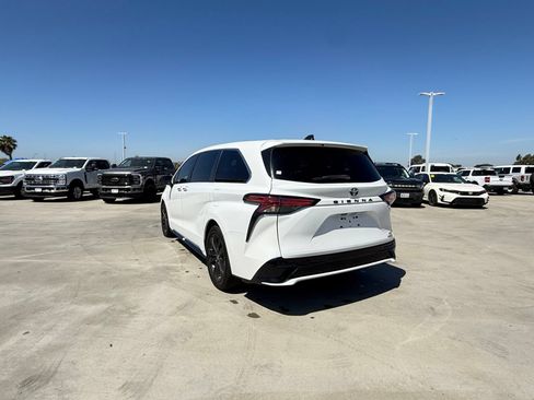 Used 2023 Toyota Sienna XSE FWD image 2