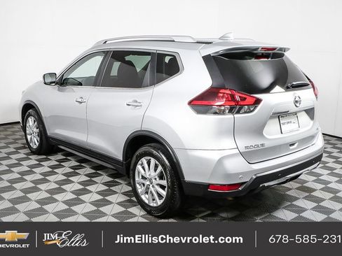 Used 2020 Nissan Rogue SV image 3