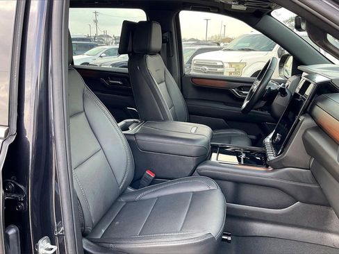 Used 2025 GMC Yukon XL Denali w/ Denali Reserve Package image 30