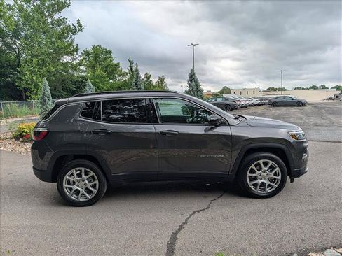 Used 2022 Jeep Compass Latitude AWD/4WD image 6