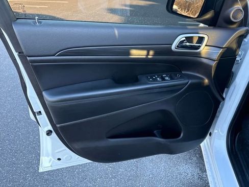 Used 2021 Jeep Grand Cherokee Laredo X image 15