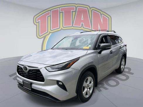 Certified 2024 Toyota Highlander LE AWD/4WD image 1